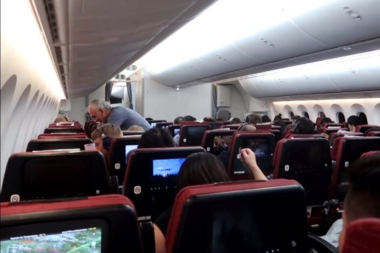 Японская авиакомпания разрешит бортпроводницам не носить юбки и каблуки