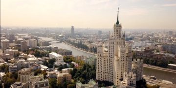 Как часто россияне обращаются к туроператорам во время поездок по России?
