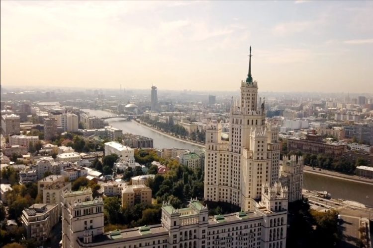 Как часто россияне обращаются к туроператорам во время поездок по России?