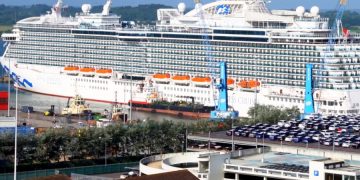 Пассажиров еще одного корабля могут закрыть на карантин