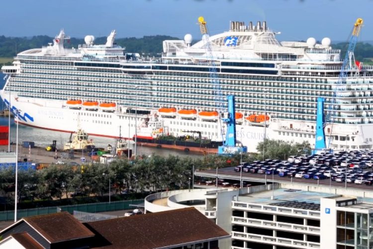 Пассажиров еще одного корабля могут закрыть на карантин