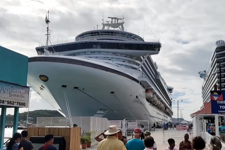 Туристам порекомендовали не путешествовать на круизных лайнерах