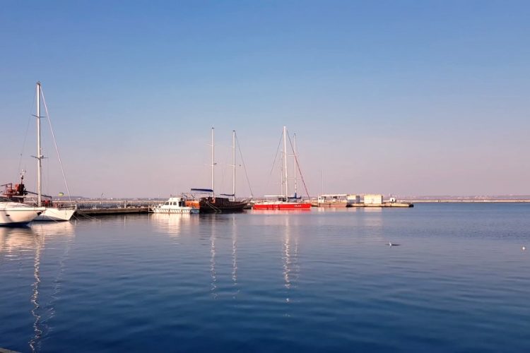 В портах не хватает места для карантина кораблей