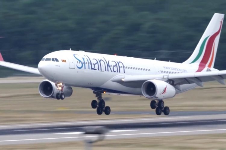 Эпидемия снизила стоимость авиатоплива, но билеты не дешевеют