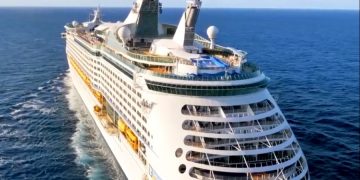 Royal Caribbean приостанавливает рейсы по всему миру