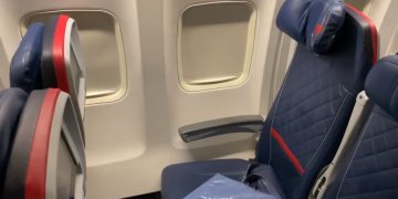 Пассажиру авиакомпании Дельта сломали ноутбук спинкой соседнего кресла. Кто виноват?