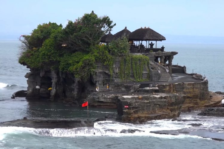 Индонезия приостанавливает действие безвизового режима