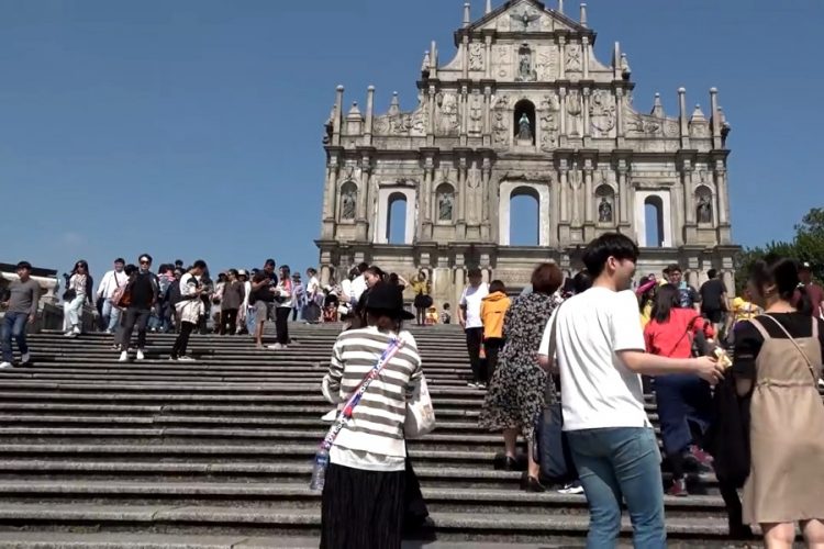 Иранцы и китайцы заменили рукопожатия хлопками по ногам