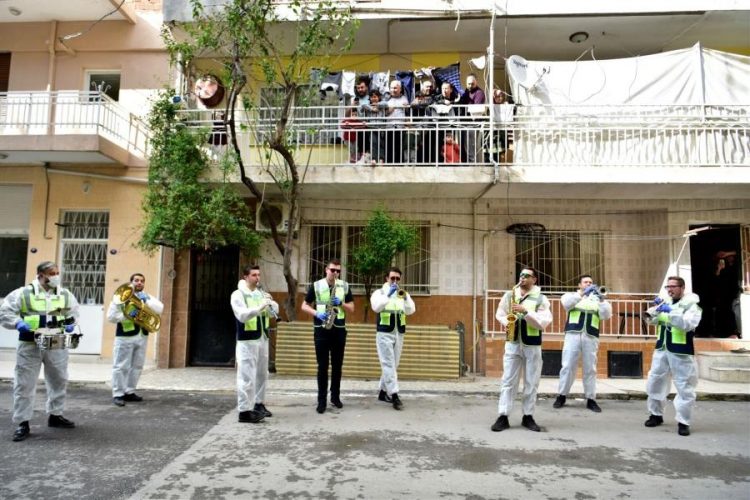 В Турции устраивают концерты под балконами людей, находящихся на карантине