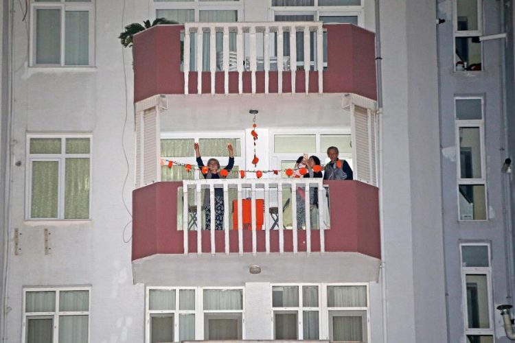 В Турции провели карнавал апельсиновых цветов на балконах