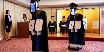 Роботы заменили студентов на выпускном в Японии
