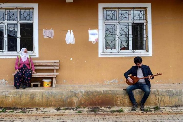 Турецкий музыкант устраивает концерты под балконами