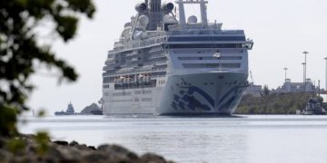 Круизный лайнер с жертвами коронавируса пришвартовался во Флориде