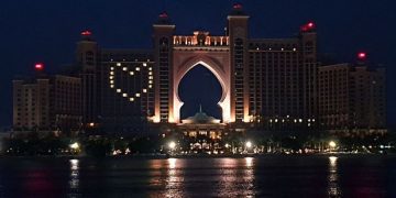 Отели Дубая подсветили окна в виде сердец, чтобы поддержать борьбу с коронавирусом