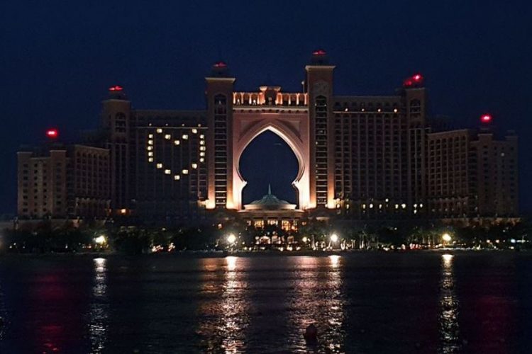 Отели Дубая подсветили окна в виде сердец, чтобы поддержать борьбу с коронавирусом