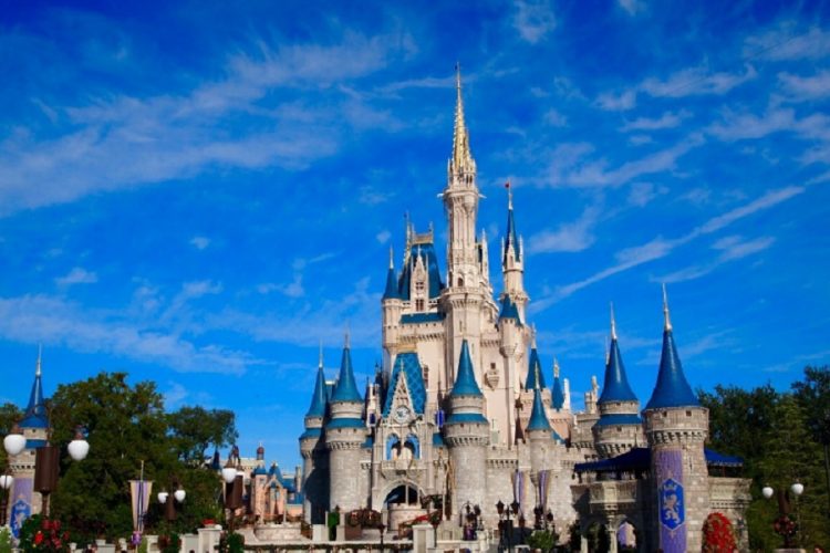 новость 02-04-2020 Диснеевские тематические парки жертвуют 100 тысяч масок