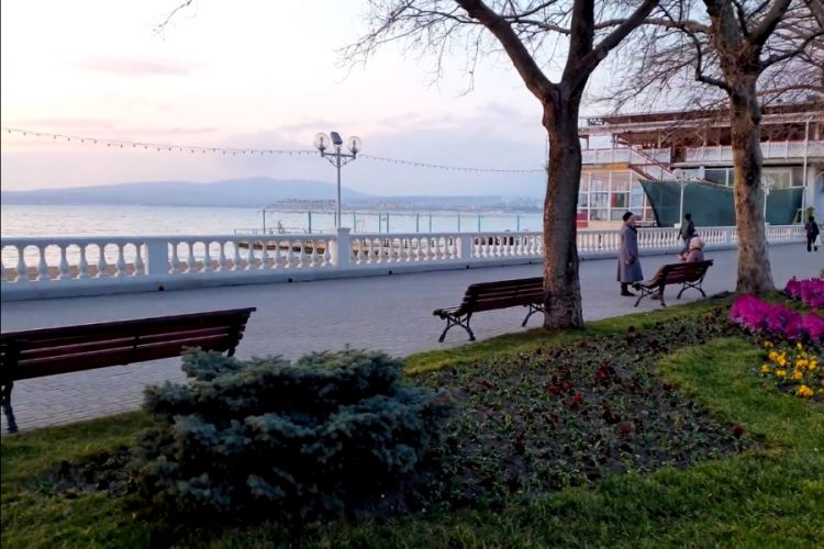 Набережную Геленджика закрыли впервые в истории