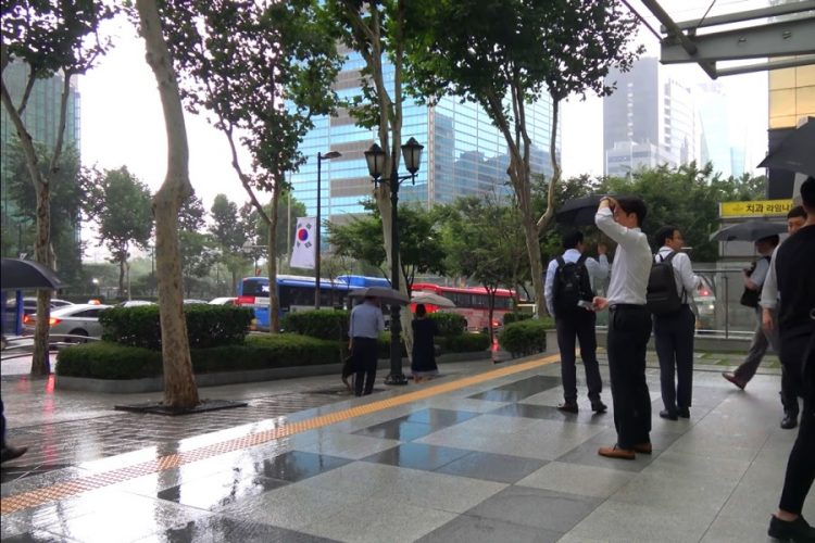 Браслеты, приложения, ограничения - как Азия борется с коронавирусом