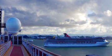 Корабль Holland America Line не может найти порт, который разрешит причалить