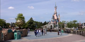 Парк Disney требует деньги за годовые абонементы несмотря на закрытие
