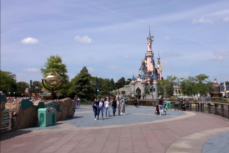 Парк Disney требует деньги за годовые абонементы несмотря на закрытие