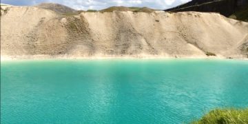 В Великобритании перекрасили лагуну, чтобы отогнать блогеров, нарушающих карантин