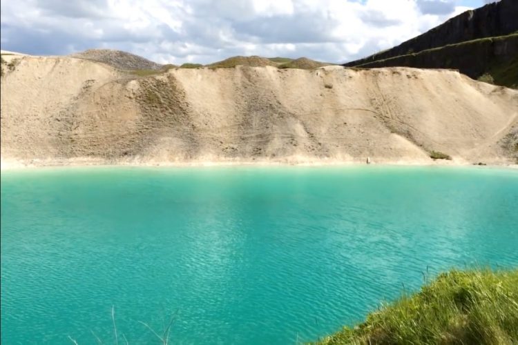 В Великобритании перекрасили лагуну, чтобы отогнать блогеров, нарушающих карантин