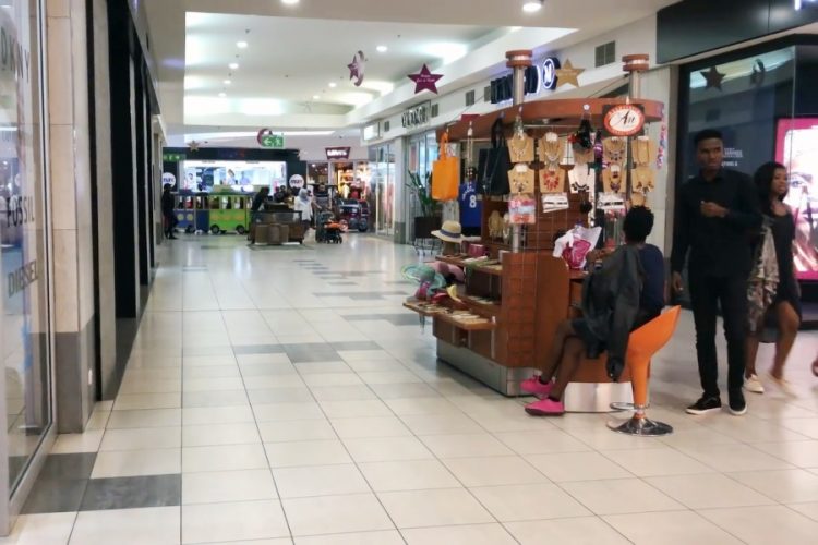 Аэропорты Нигерии призывают отказаться от лотков для личных вещей