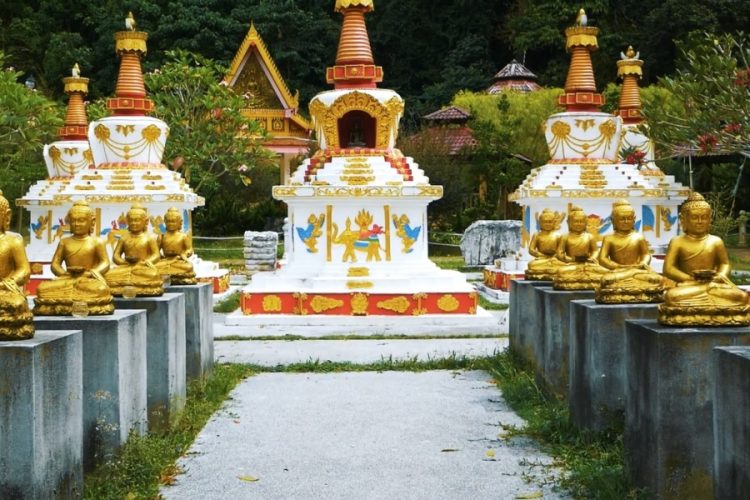 Малайзийские чиновники просят граждан страны активнее путешествовать