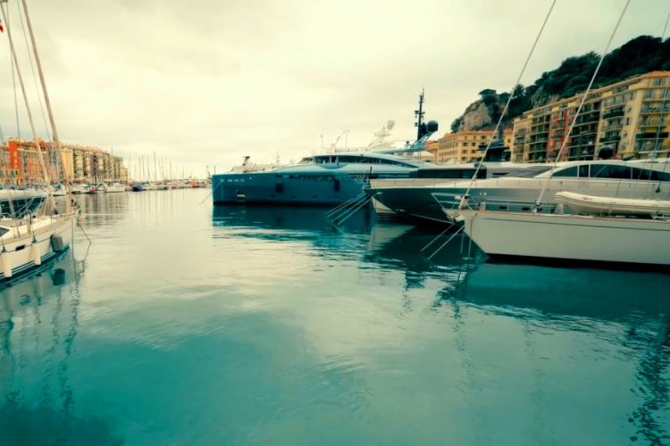 1900 членов экипажа французского корабля могут быть инфицированы COVID-19