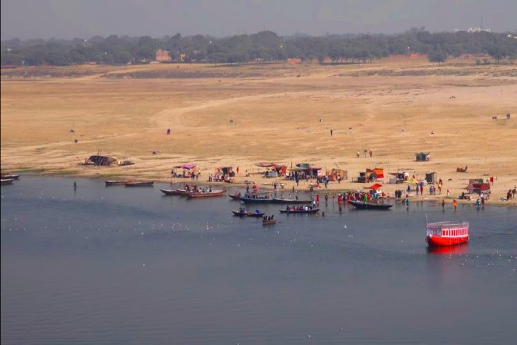 Туристы 25 дней жили в пещерах на берегу реки Ганг