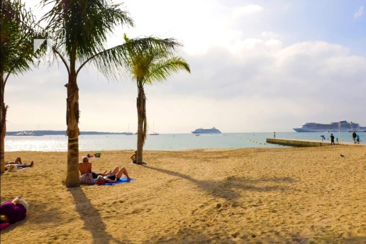 Частный самолет развернули по пути в Канны из-за нарушения карантина