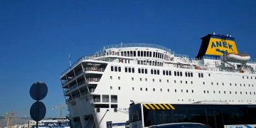Греческое судно с больными пассажирами больше недели не может зайти ни в один порт