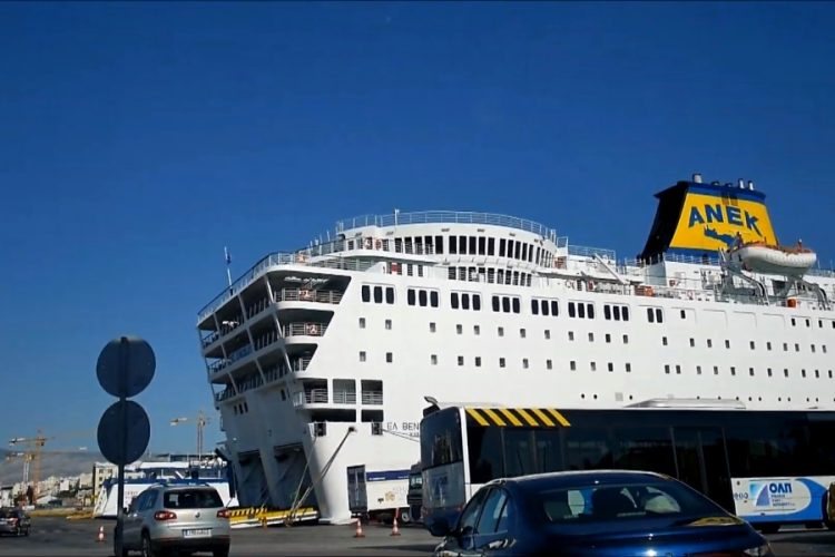 Греческое судно с больными пассажирами больше недели не может зайти ни в один порт