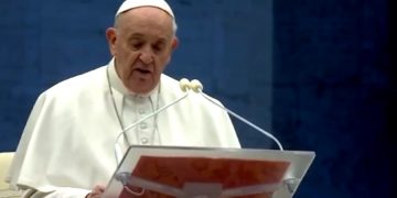 Папа Франциск помолился о тех, кто зарабатывает на пандемии