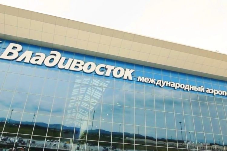 Россиянам рекомендовали не встречать родственников в аэропорту Владивостока