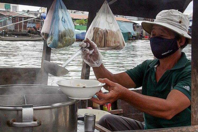 Рынок в дельте Меконга стал оазисом социального дистанцирования