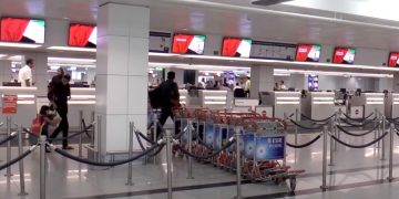 Туристы застряли на три недели в аэропорту Дубая