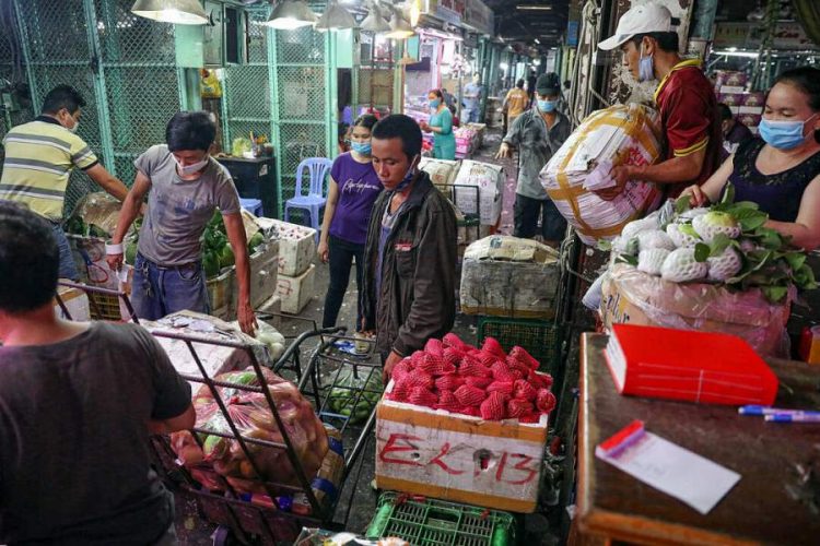 Рынок Сайгона и дальше работает