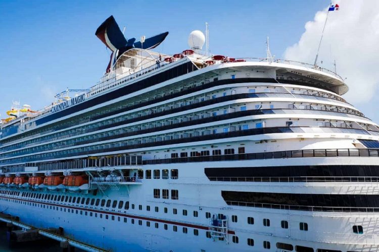 новость 01-05-2020 Carnival Cruise Line вернет членов экипажа домой