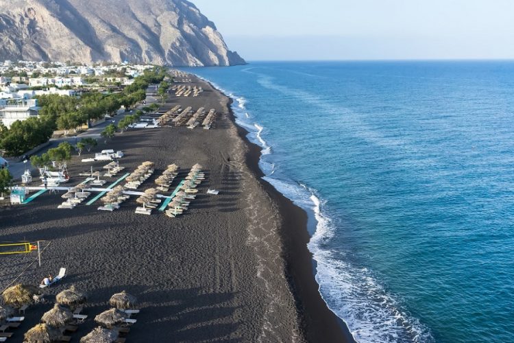 новость 09-05-2020 Санторини устанавливает стеклянные экраны вокруг шезлонгов