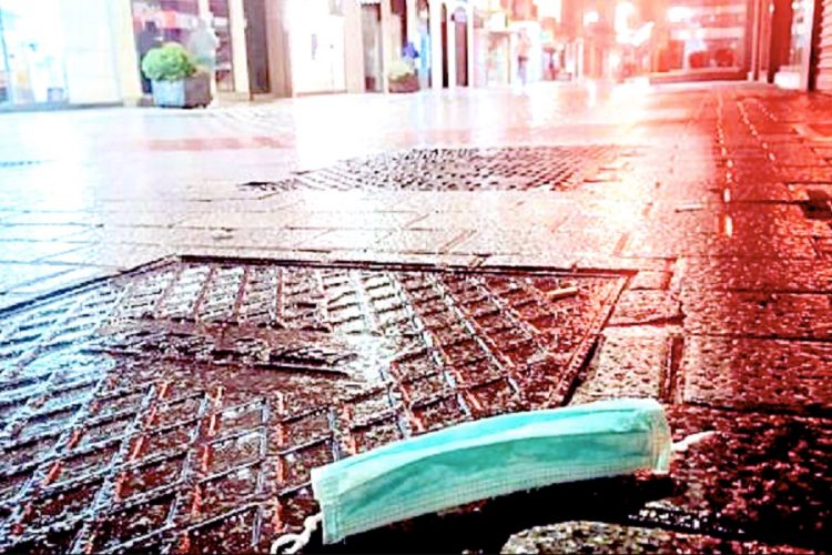 новость 30-05-2020 За разбрасывание масок Испания вводит штрафы до €3000
