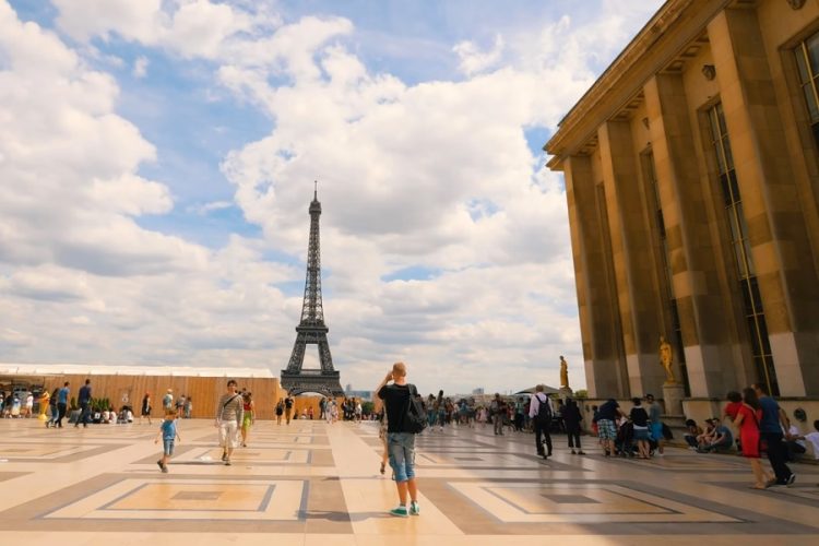 Франция потратит 18 млрд евро на спасение туризма