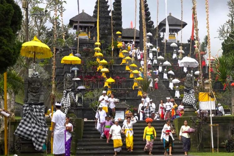 Остров Бали собирается начать прием туристов в период с июня по октябрь