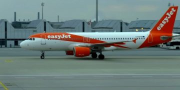 Лоукостер easyJet оставит без работы 30% подчиненных