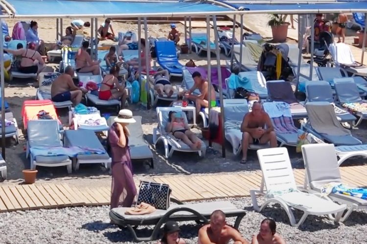 На пляжах могут возникнуть драки за лежаки