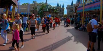 Disney World обозначает дату открытия и условия работы