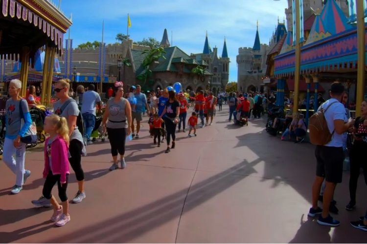 Disney World обозначает дату открытия и условия работы