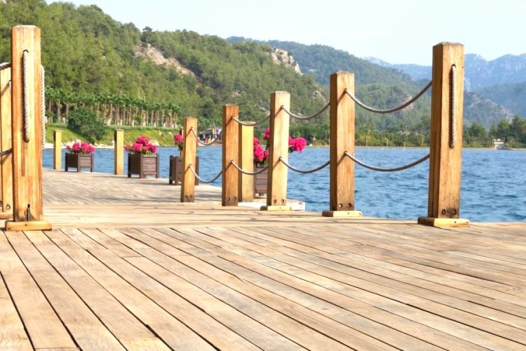 Турция обязала людей носить защитные маски в 10 провинциях