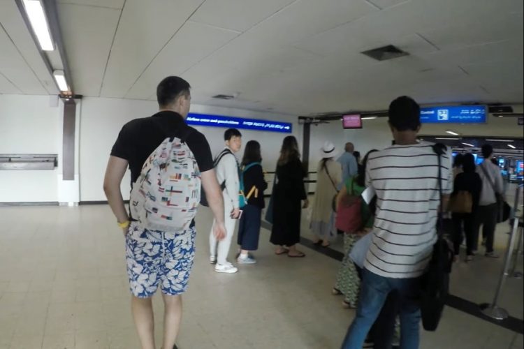 Туристы разбили лагерь в аэропорту Мале (Мальдивы)